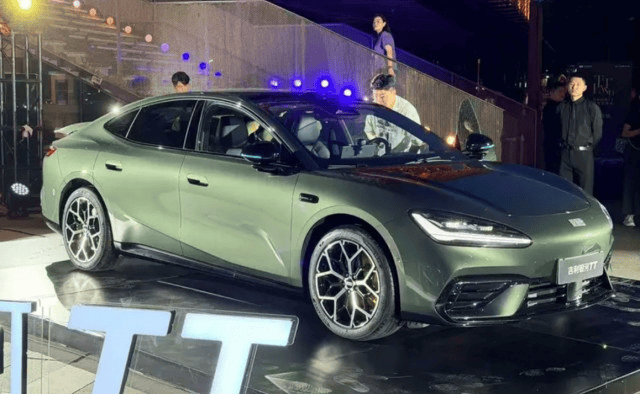 吉利银河TT首秀登场:高性能纯电轿车,续航快充内饰亮点满满 吉利银河TT首秀登场:高性能纯电轿车,续航快充内饰亮点满满